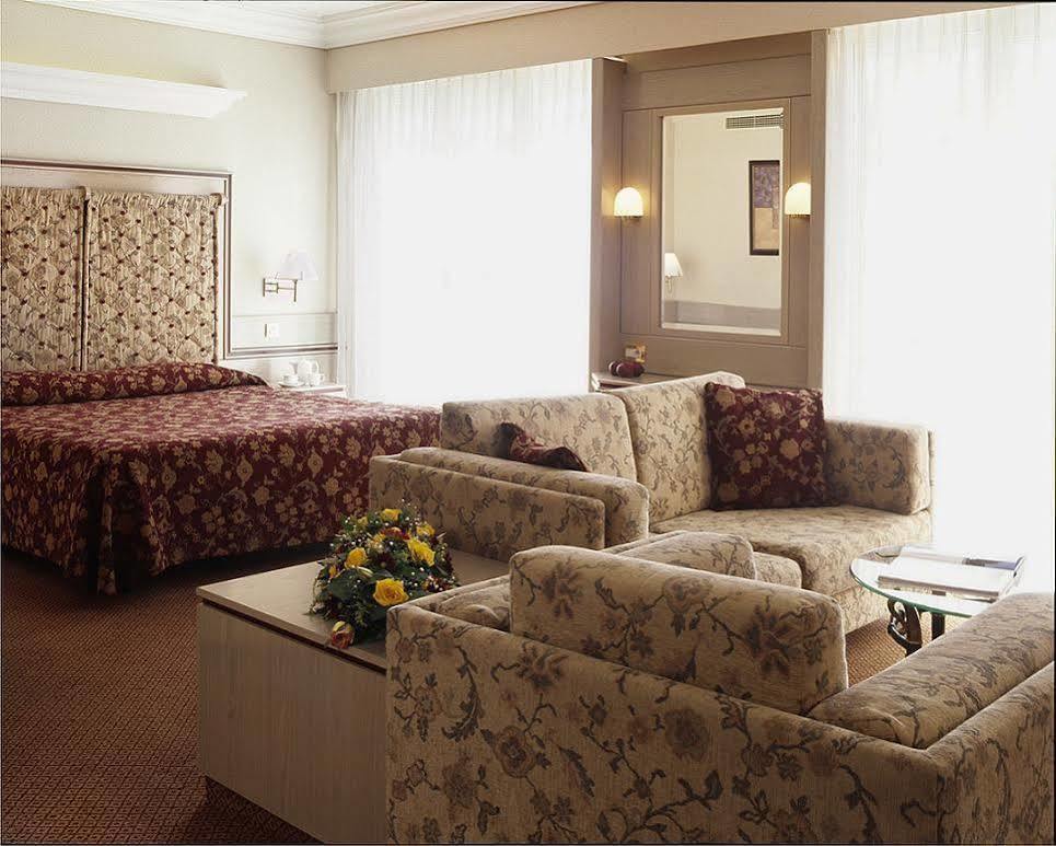 Holiday Suites Афины Экстерьер фото