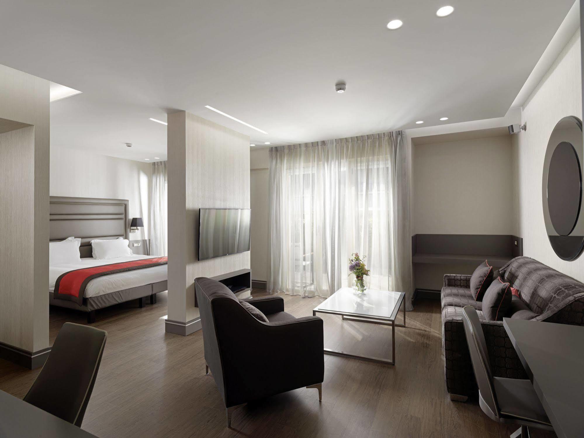 Holiday Suites Афины Экстерьер фото